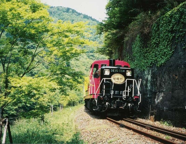 【岡山・倉敷発】 京の奥座敷・高雄川床料理と嵯峨野トロッコ列車 日帰り1